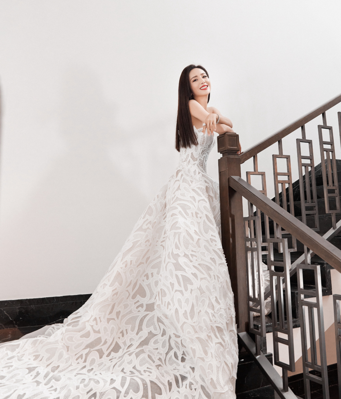 佟丽娅白色镂空抹胸礼服裙大片:白色黛雪,迎光而行,优雅美丽的丫丫!