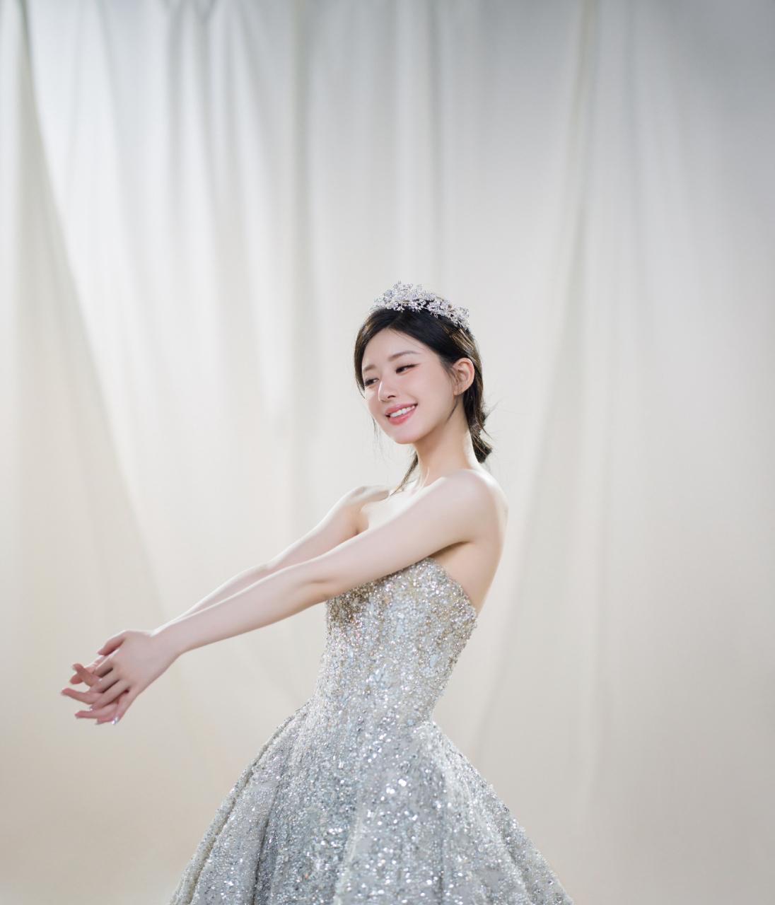 赵露思生日大片:一袭星光纱裙,曼妙甜美
