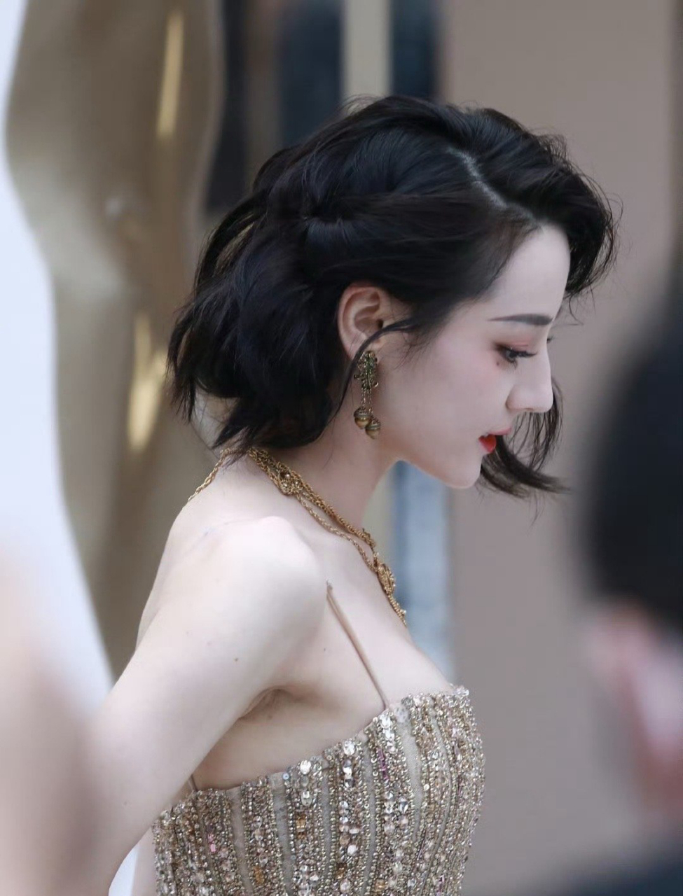 迪丽热巴短发侧颜好美