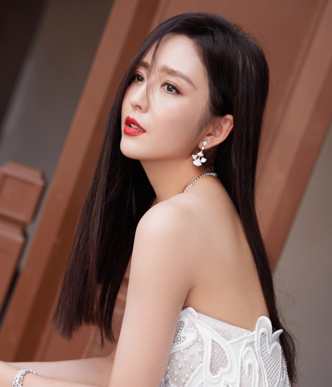 佟丽娅白色镂空抹胸礼服裙大片:白色黛雪,迎光而行,优雅美丽的丫丫!