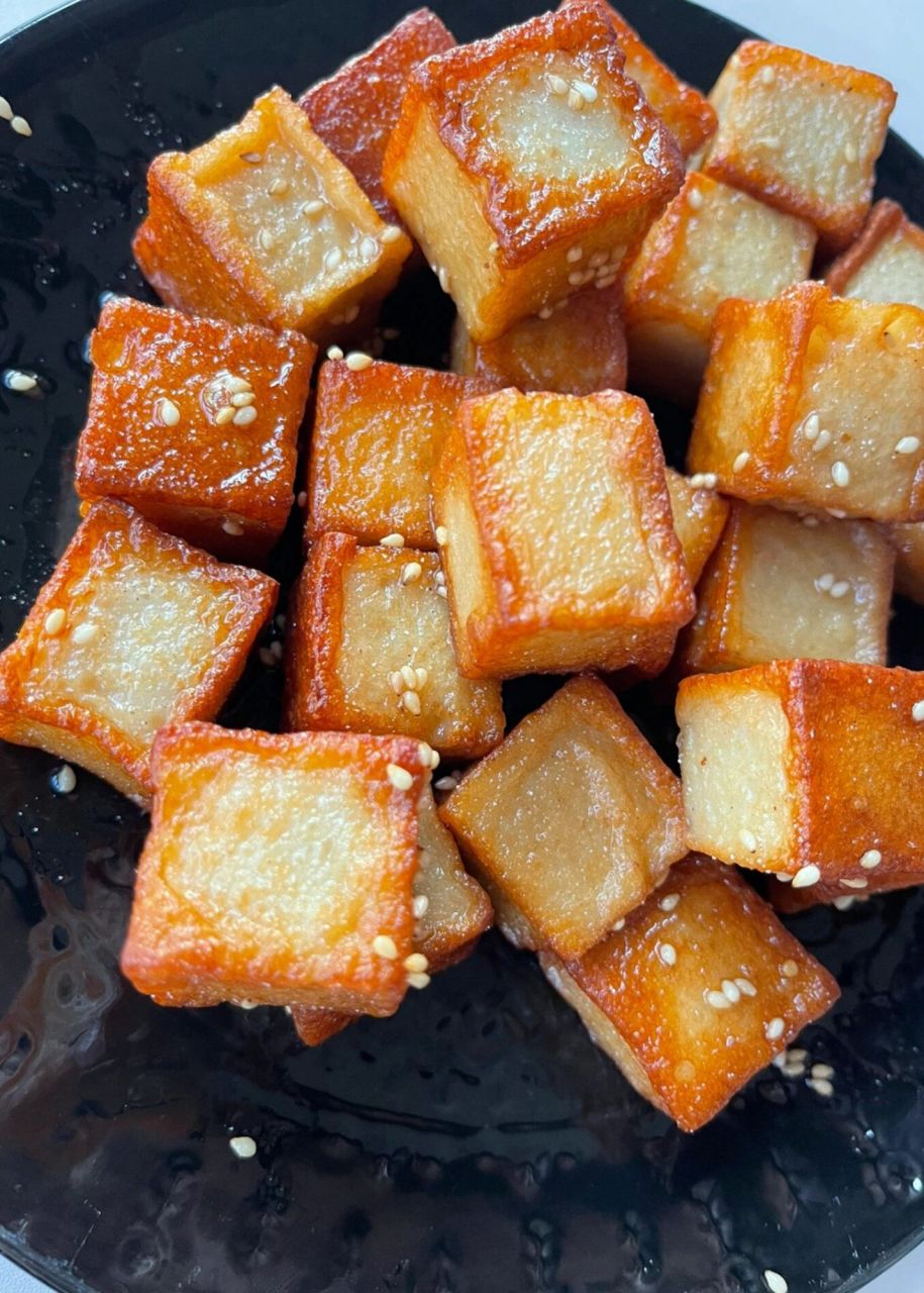 鱼豆腐图片  鱼豆腐,又称油炸鱼糕,是一种具有香鲜味美,富有弹性的