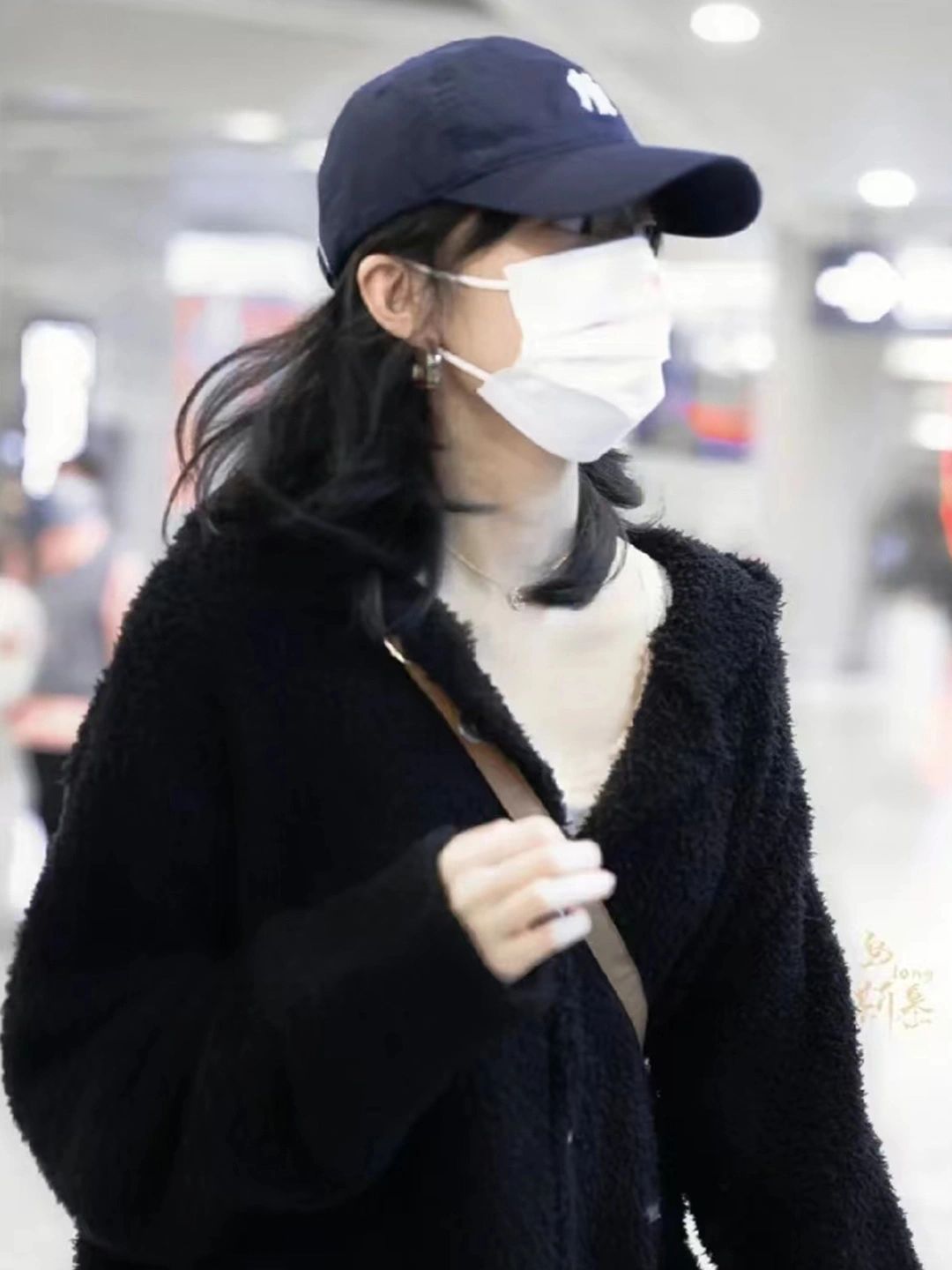 穿搭模板这不就腊羟蛎 搭配明星穿大牌长靴机场拍黑色鸭舌帽图片女头