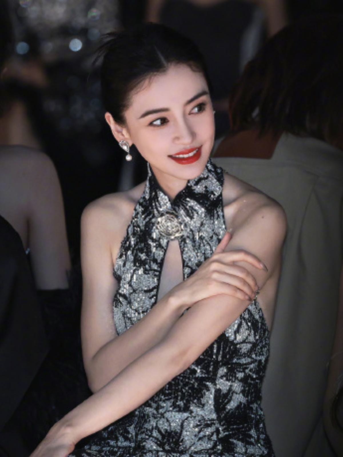 在上海时装周上她的新中式礼裙更是惊艳亮相背部