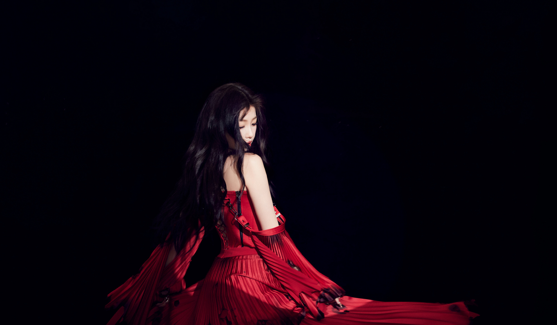 虞书欣gwalla烈焰燃边红裙,热烈迷人