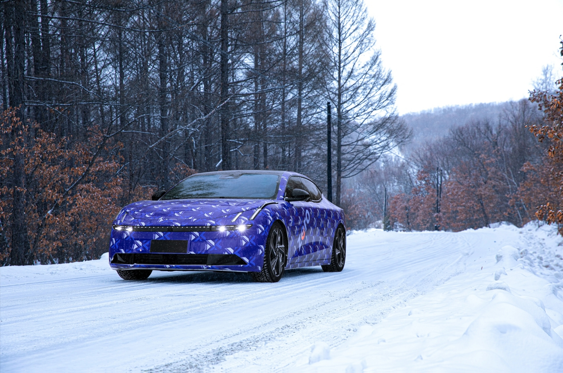 看领克新车代号e371的谍照,伪装图层上用的还是zero标识,记得当年zero