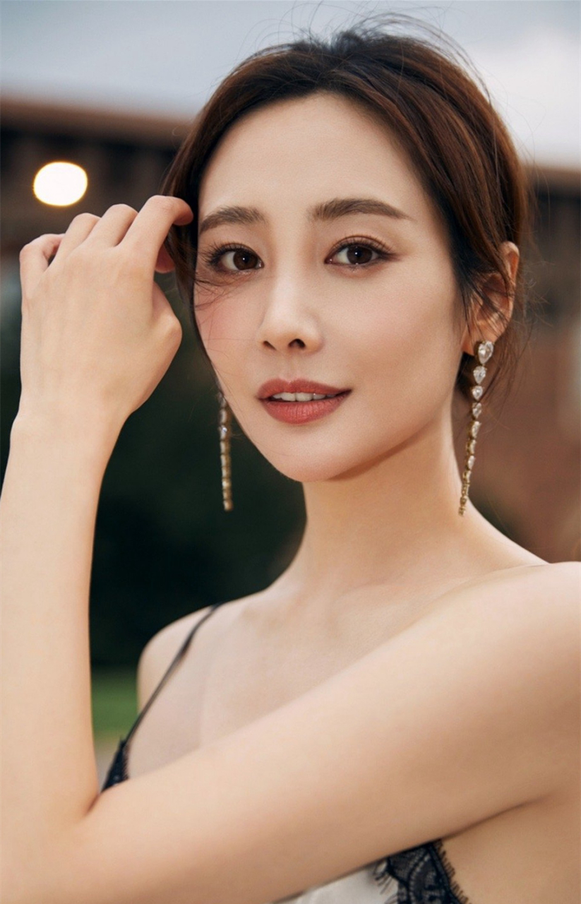 李纯hello时装周街拍写真壁纸:不褪色的夏日多巴胺,时尚大气迷人