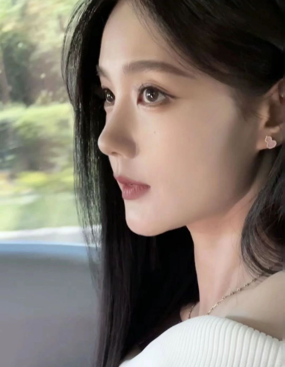 李一桐侧颜杀!美到让人想"靠靠"  姐妹们,快来看看这姐的侧脸!