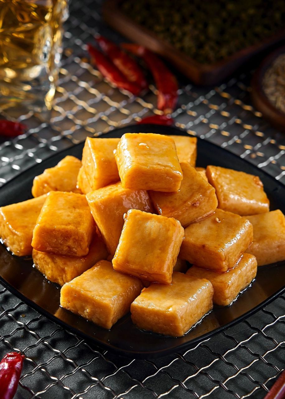 鱼豆腐图片  鱼豆腐,又称油炸鱼糕,是一种具有香鲜味美,富有弹性的