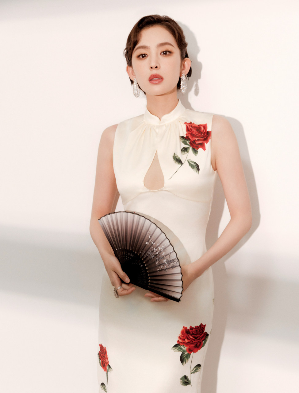 古力娜扎旗袍大赏:惊鸿一瞥尽温柔,误入眉眼皆雅致