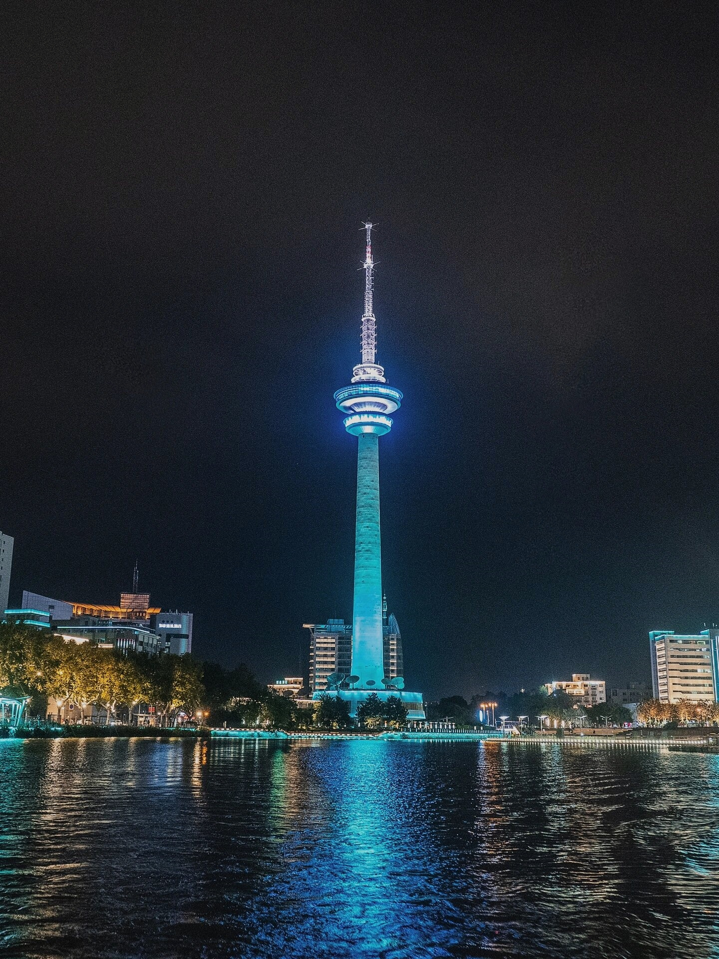 夜游濠河,领略南通之美  来南通旅游,濠河是必打卡的一站.