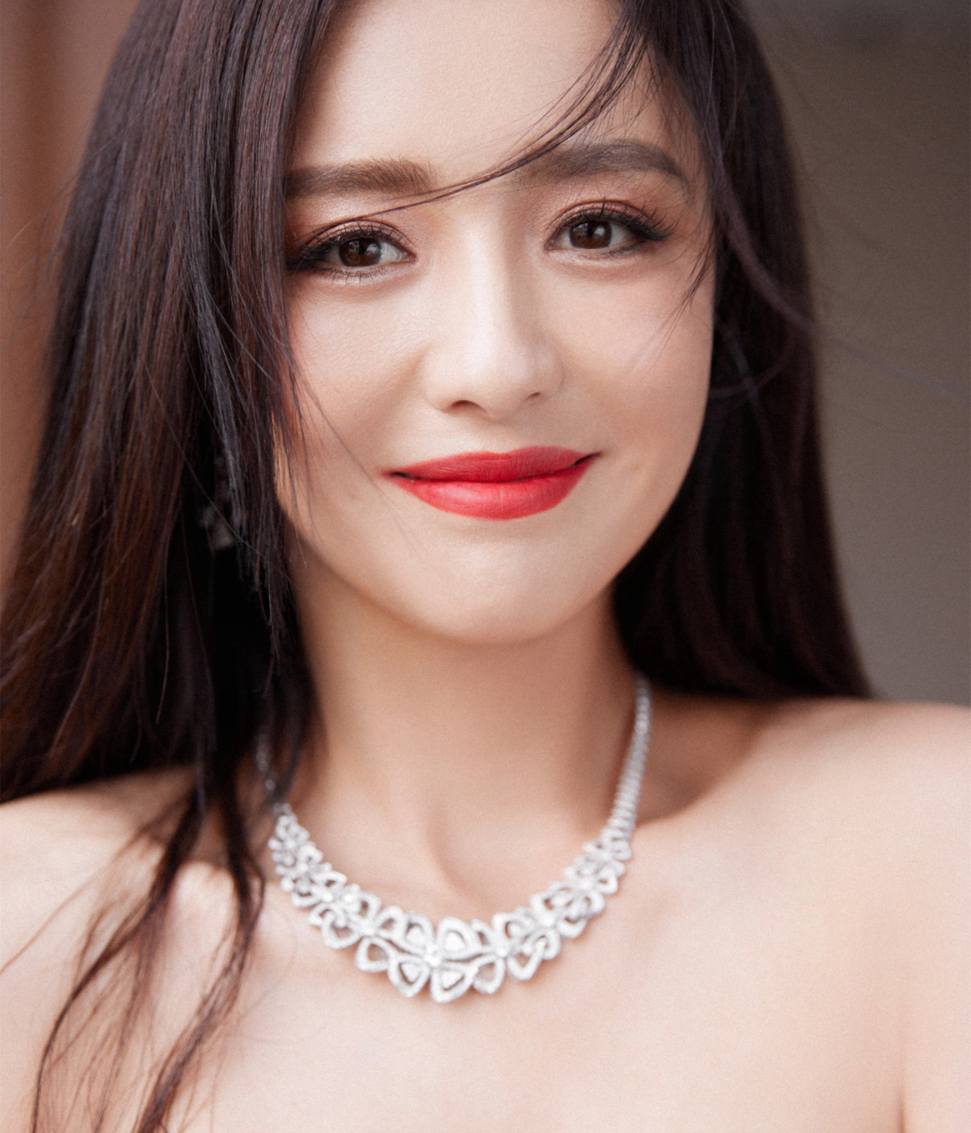 佟丽娅白色镂空抹胸礼服裙大片:白色黛雪,迎光而行,优雅美丽的丫丫!