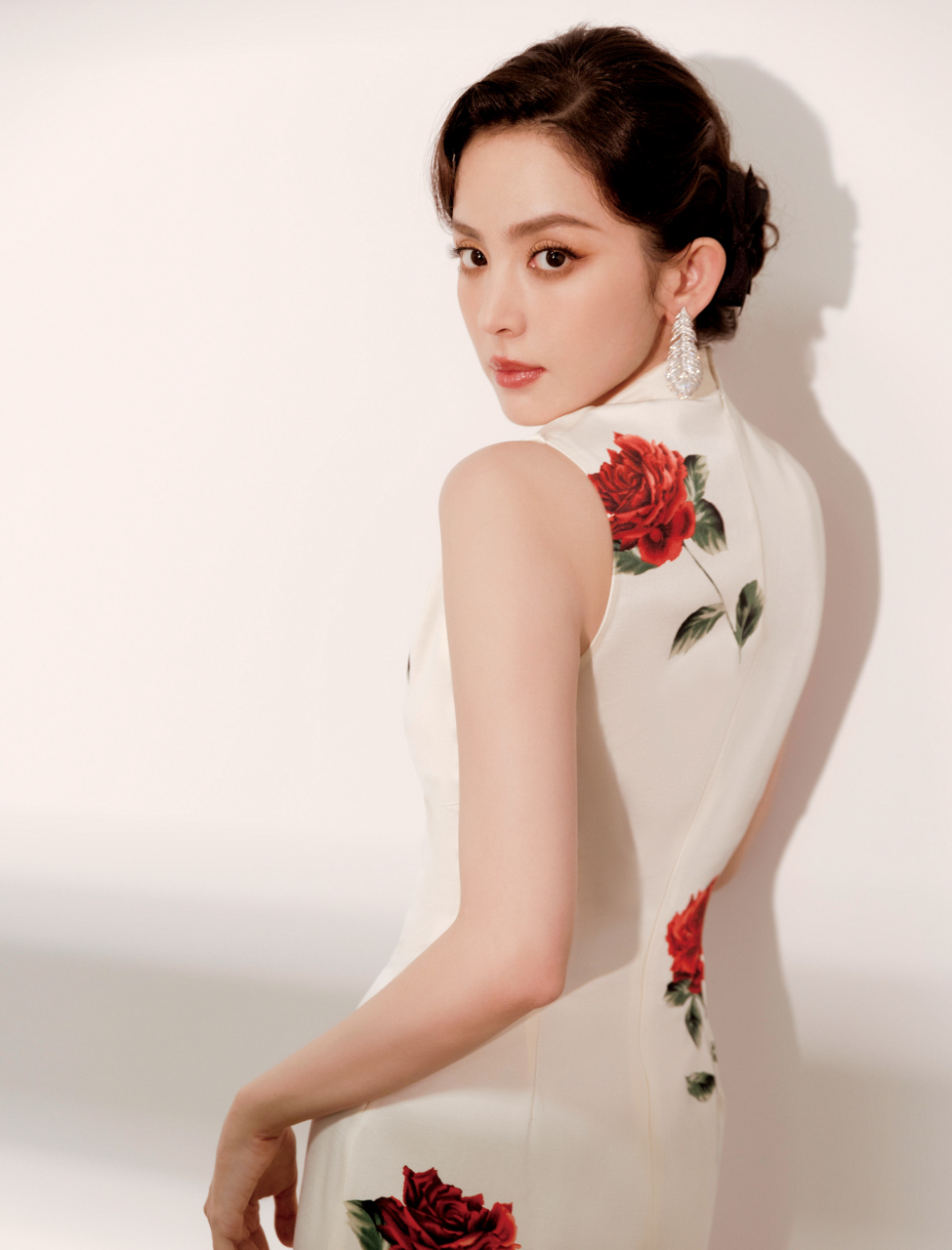 古力娜扎旗袍大赏:惊鸿一瞥尽温柔,误入眉眼皆雅致