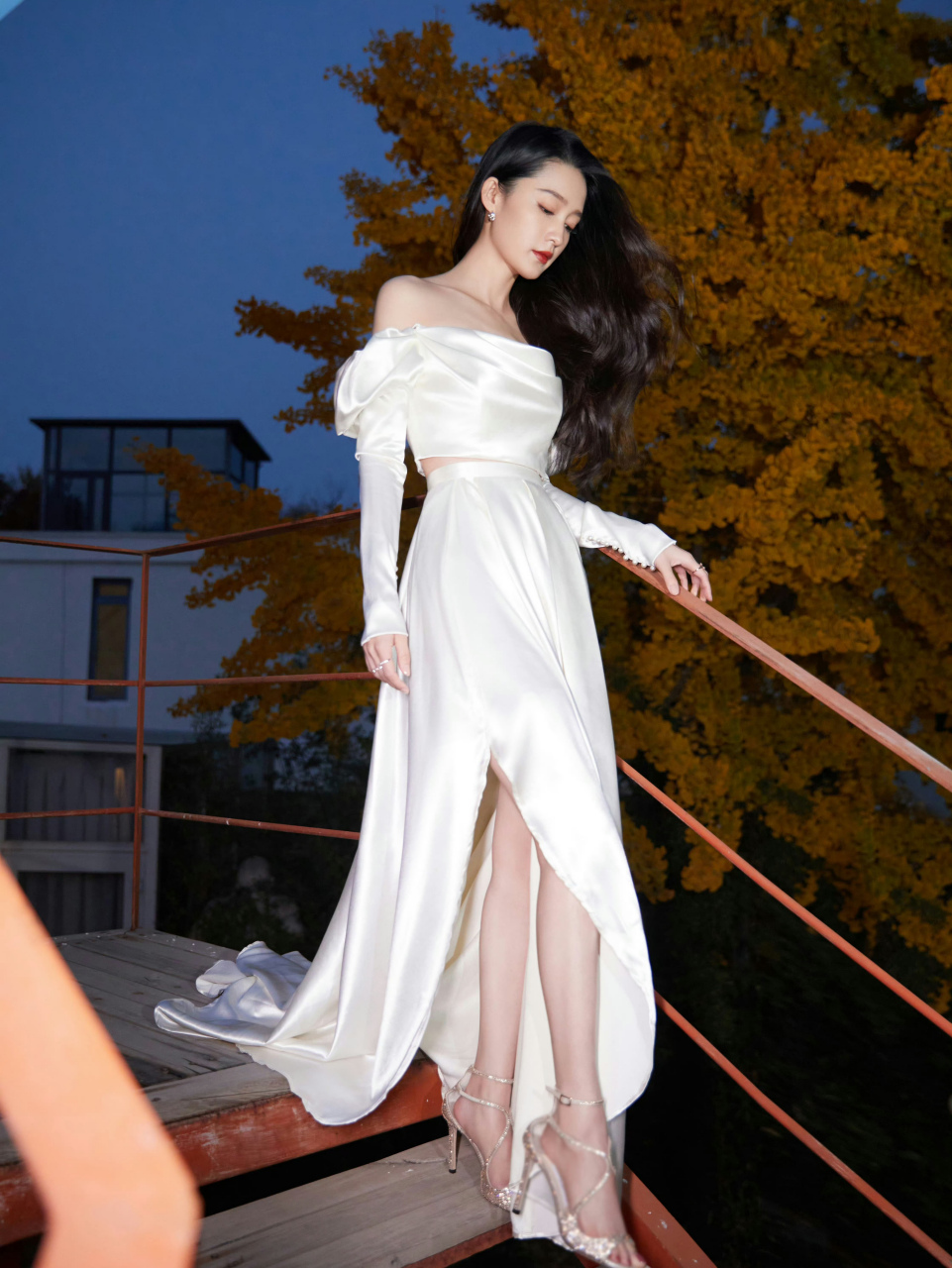 李沁白色抹胸礼服,高贵典雅,优雅大气,真的是太美了!真的好美!