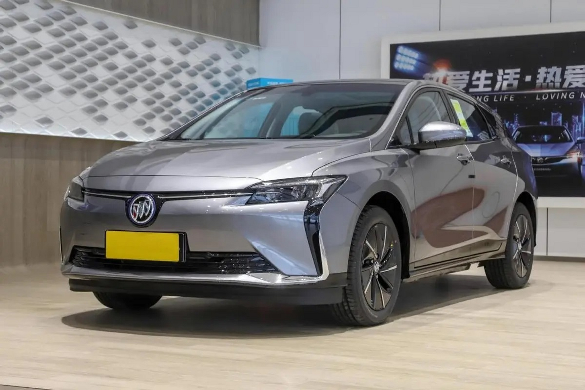 别克微蓝6为紧凑型两厢车,车身修长,轴距适中,适合家用.