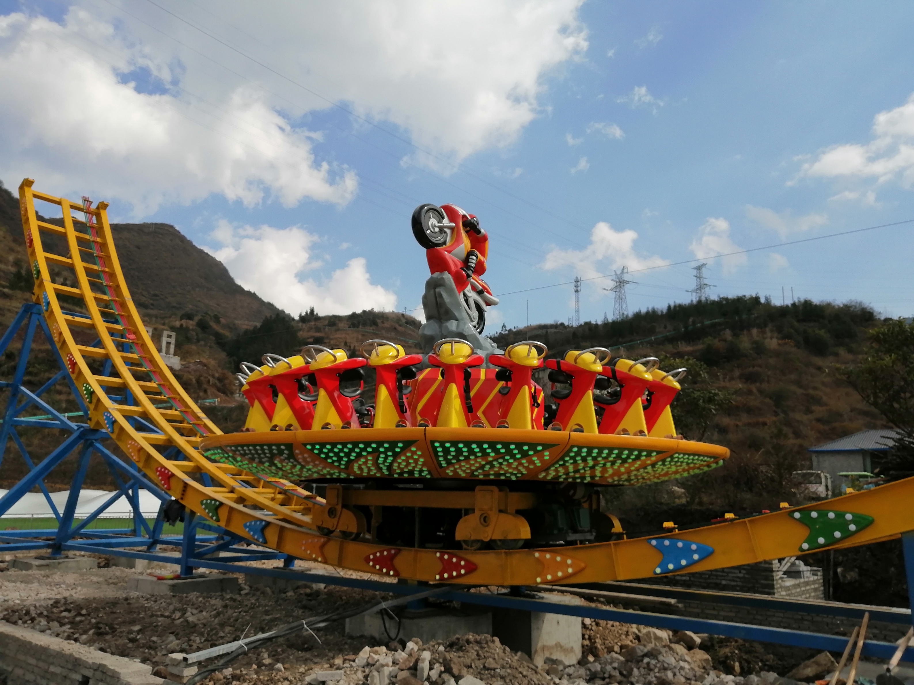 它融合了航空科技与未来主题,给游客带来了仿佛置身于太空船上飞行的