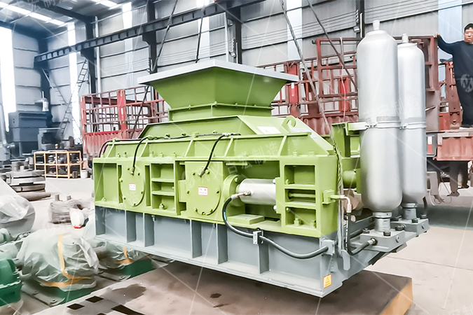 大型液压对辊机是矿山,冶金,化工等行业的重要破碎设备,具有破碎比大