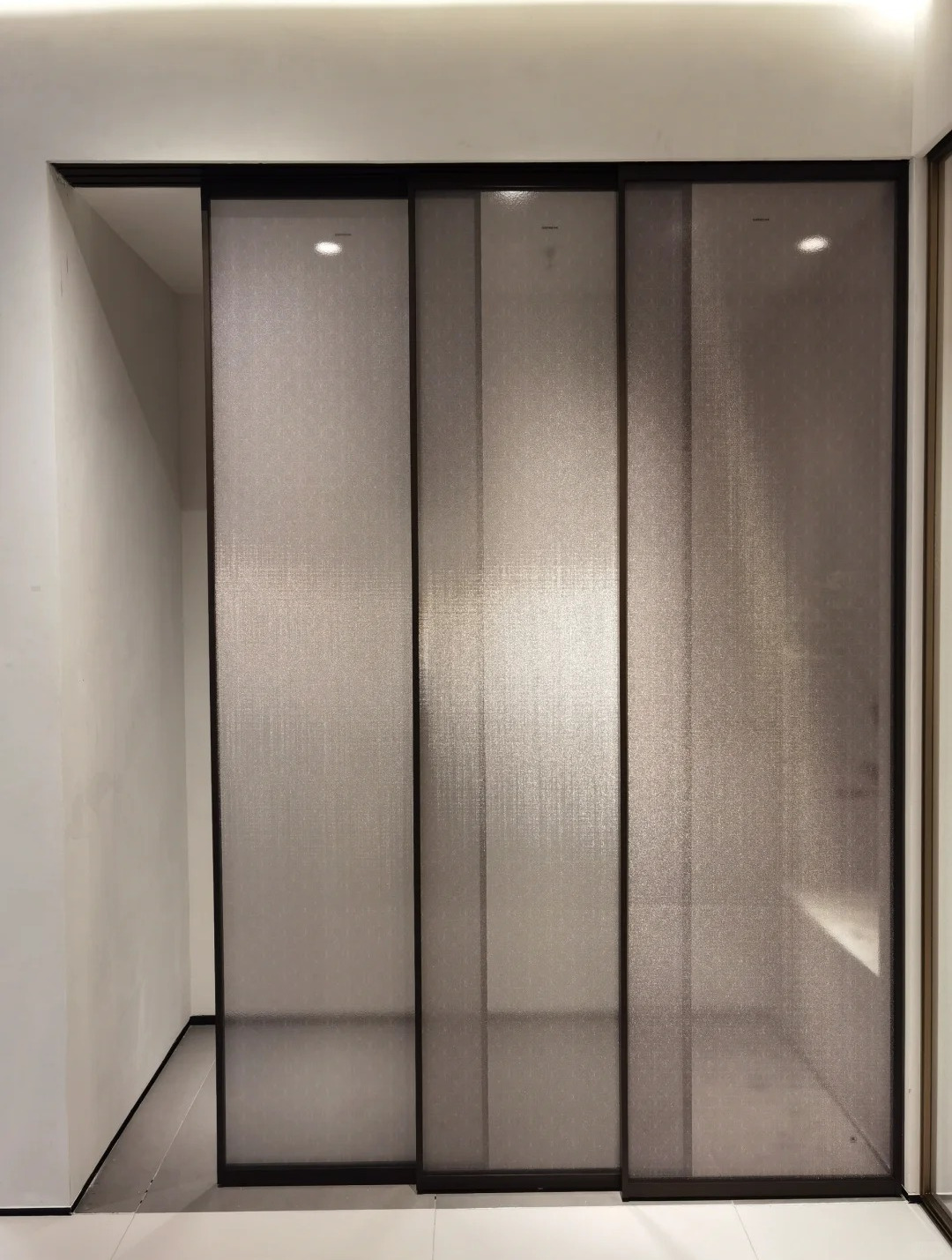 介绍夹丝玻璃门,透明玻璃材质带来明亮通透感,黑色边框简约时尚,适合