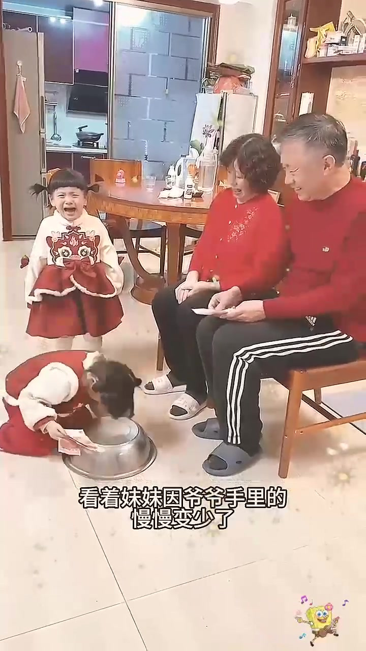 真是搞笑且惹人爱,看到快乐姐弟旁边悲伤妹妤的样子