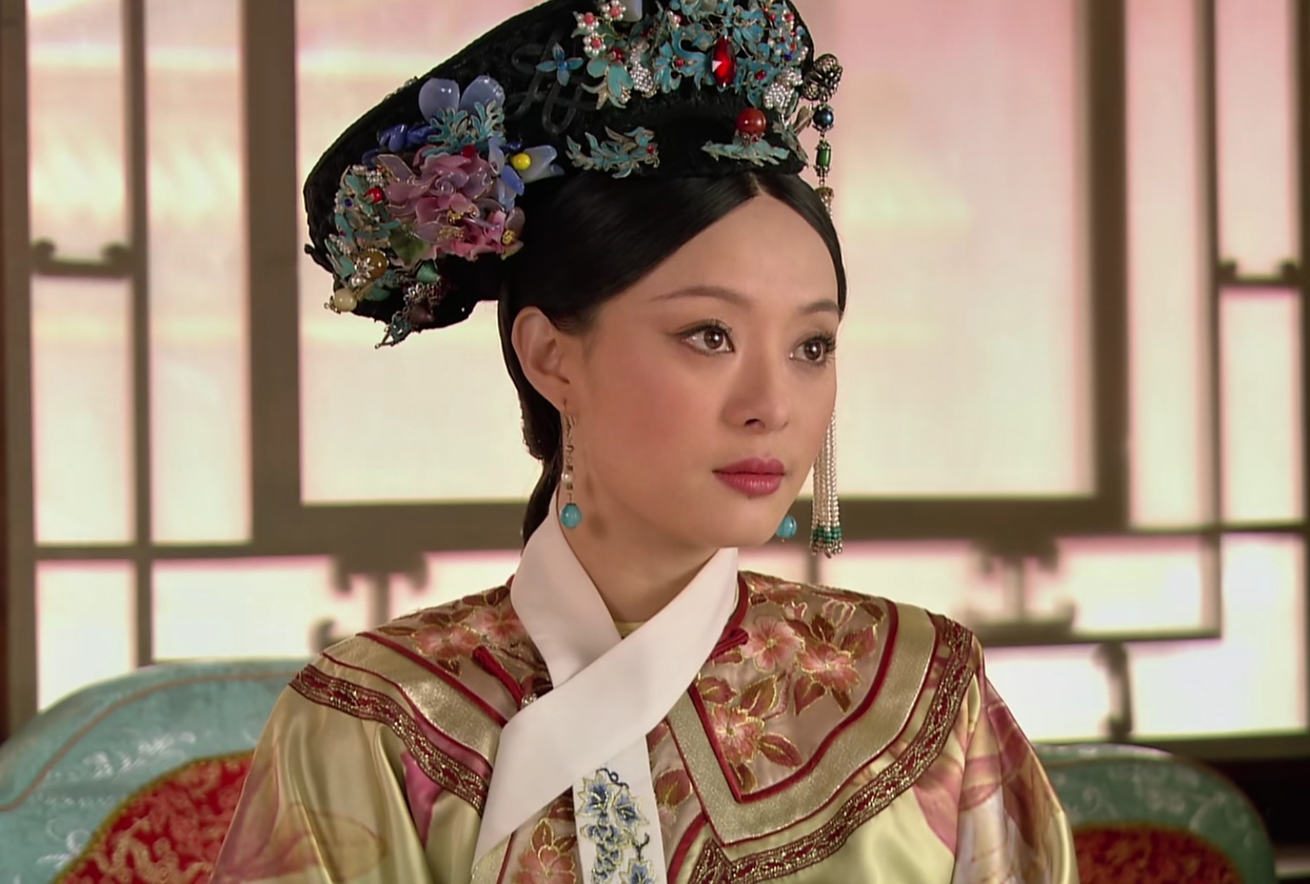 甄嬛的这个旗头,后面看,正面看都很好看,但是侧坐的这个看起来怎么