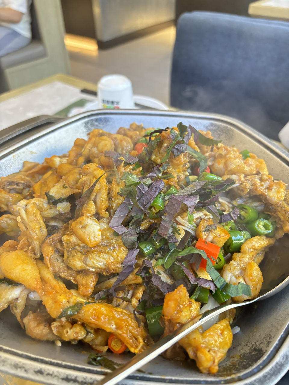 美食# 南宁三街两巷吃牛蛙套餐,99元一份,米饭可以无限吃!