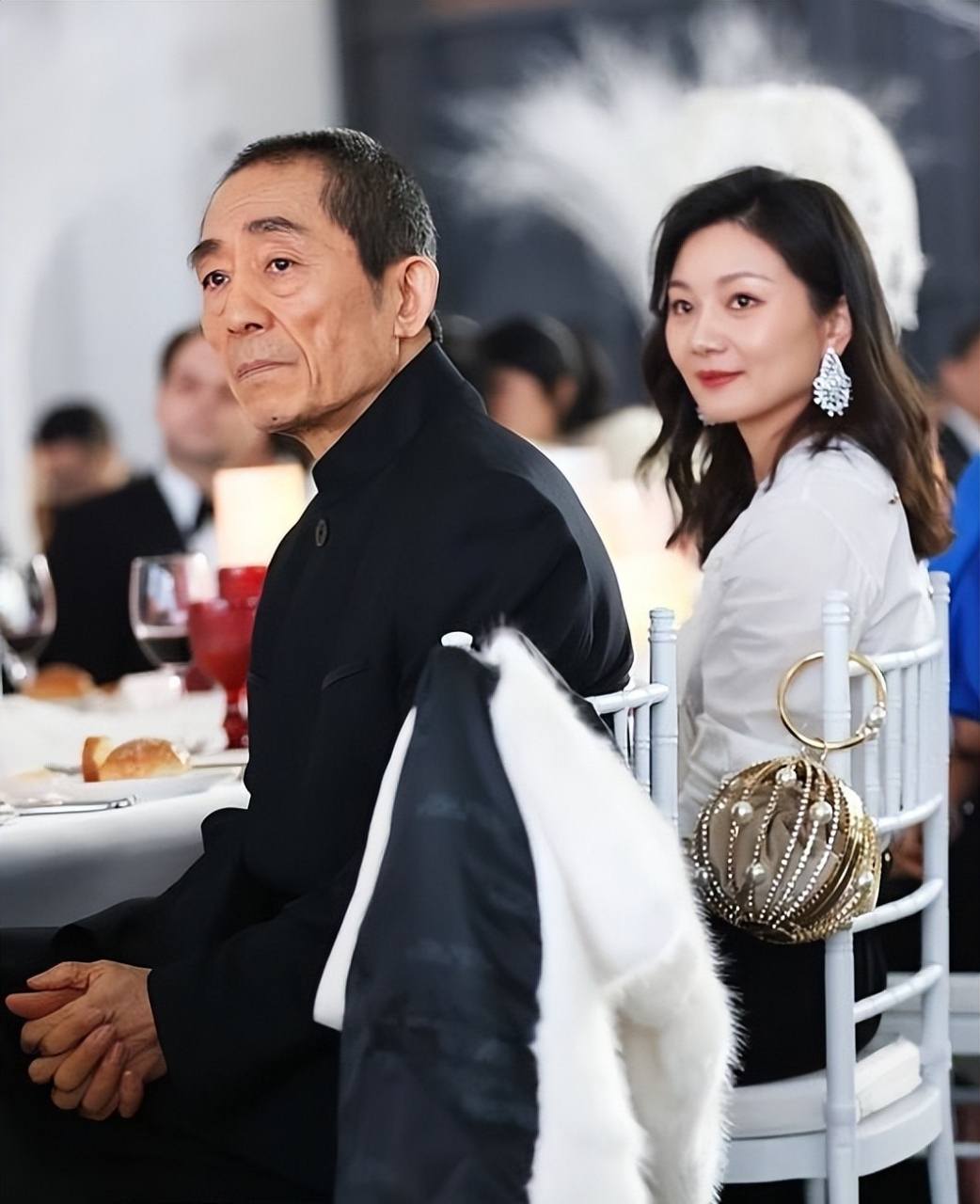73岁的张艺谋已经老态龙钟了,精神状态似乎也不怎么好.
