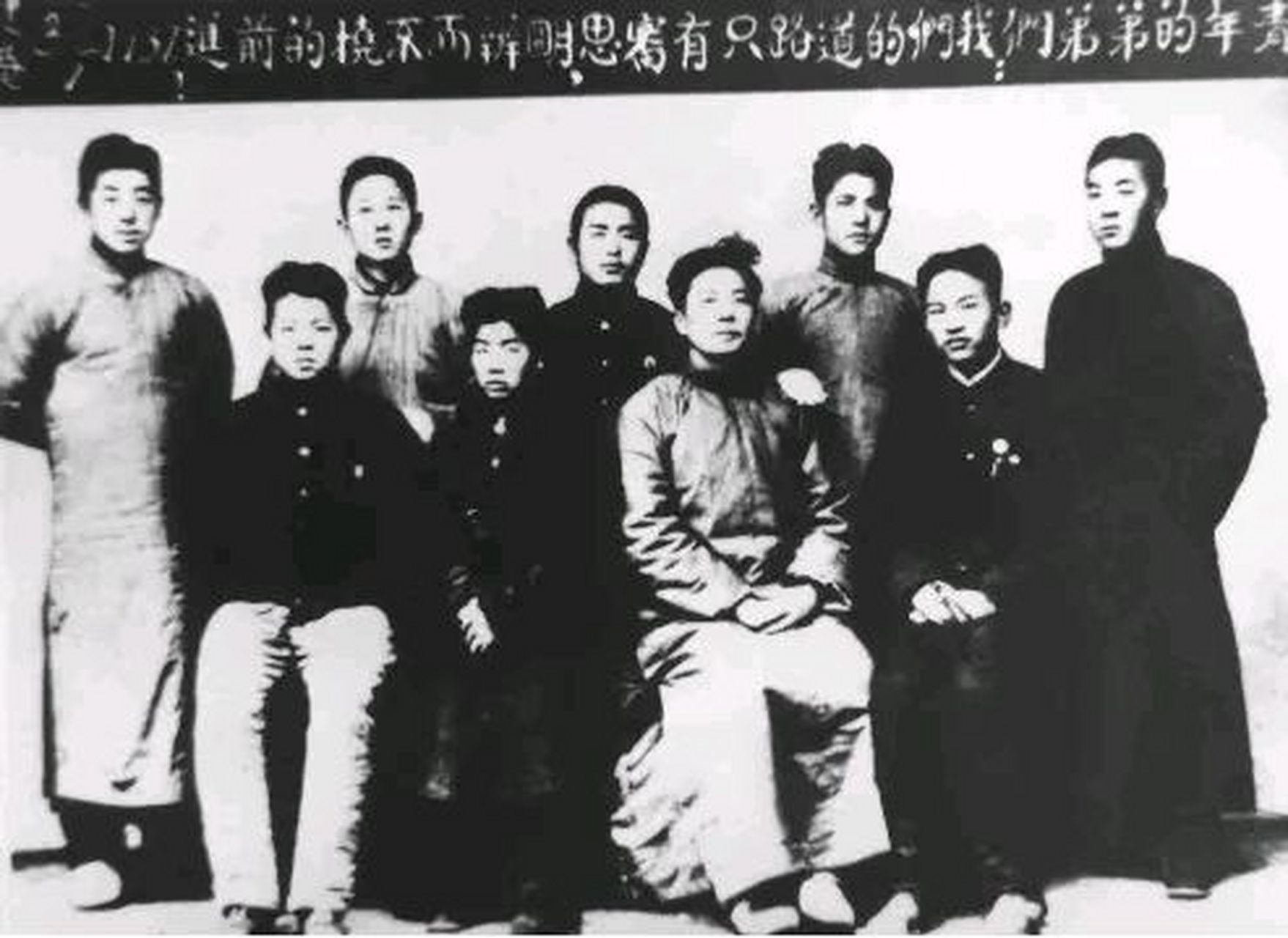 1939年12月,地下党杨一木和李东甫去「德润昌」商号买礼品,刚进去,就