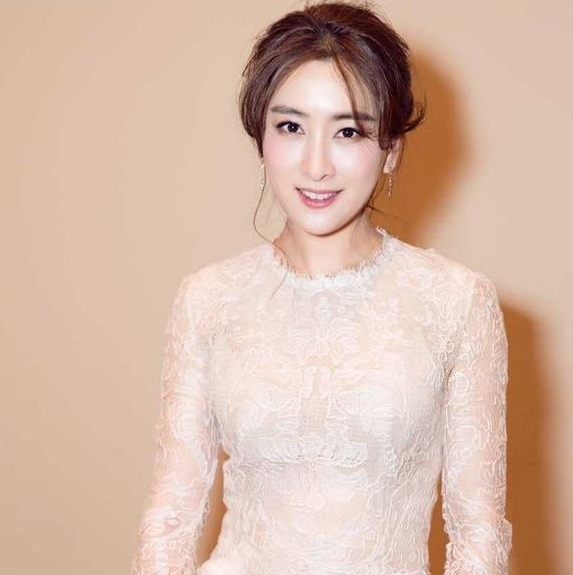 彼此分开之后,马苏也备受打击,长达十多年的感情说散就散,马苏也开始