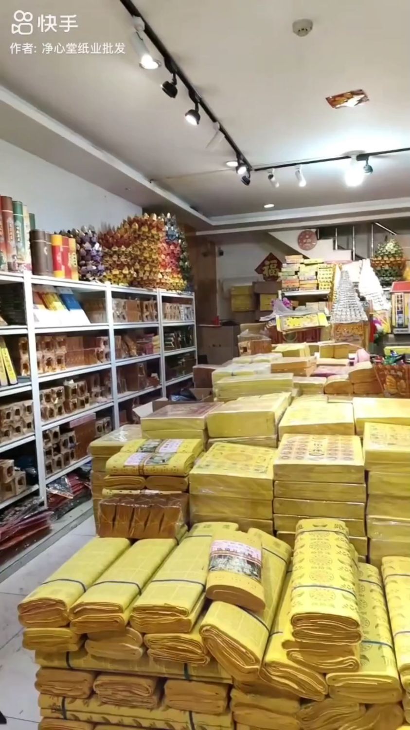 清明来临,购上祭品,祭拜祖宗,献上祭品,寄托表哀思