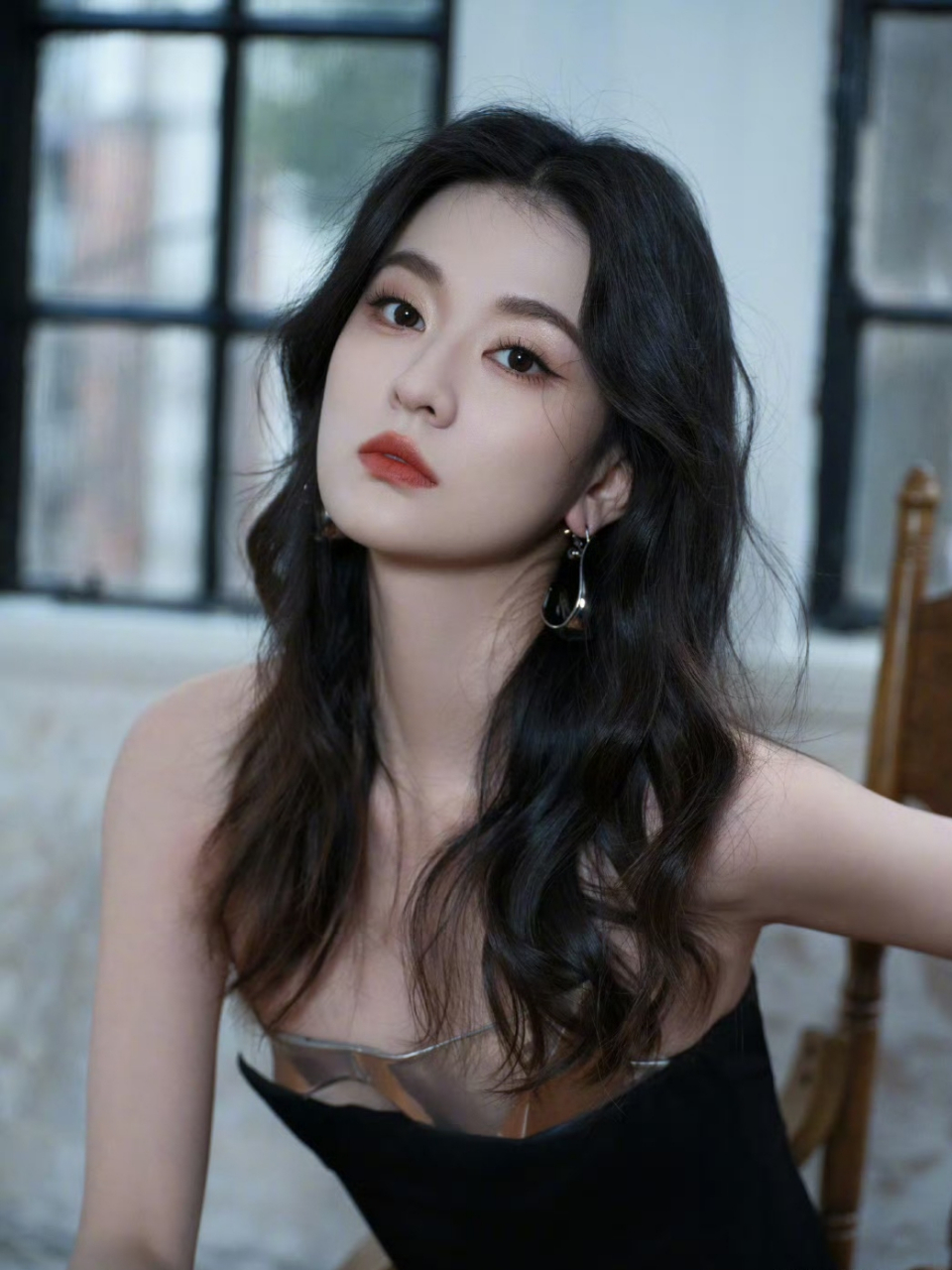 美瞳红唇魅力四射,乔欣抹胸裙波浪长发,优雅婀娜惹人爱!