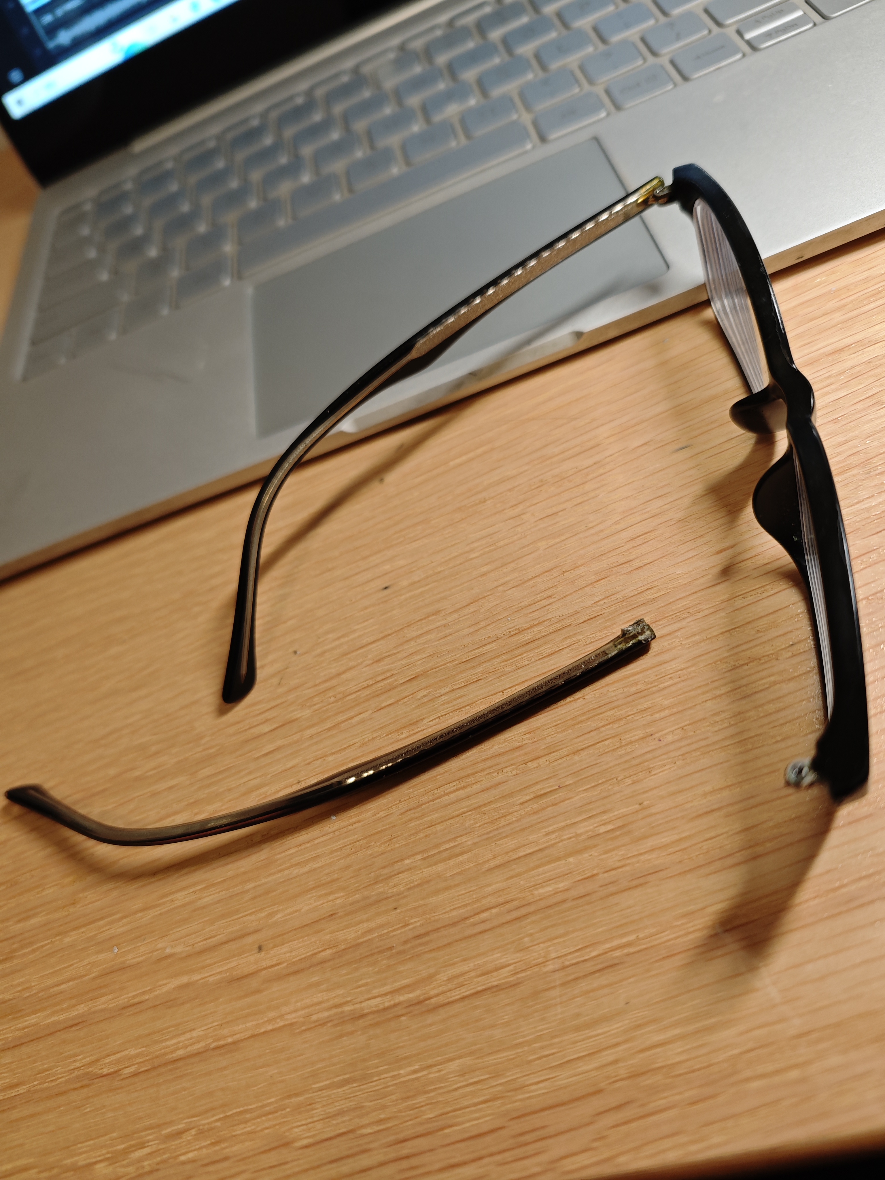 镜框断了眼镜折断的图片大全眼镜框断的图片眼镜框断了的图片眼镜脚