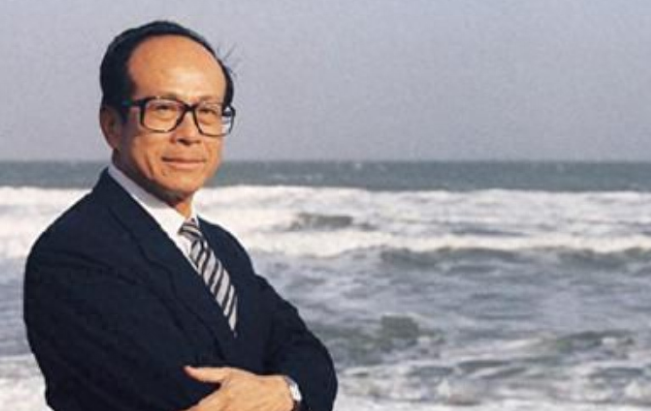 97岁李嘉诚现身汕头,头发花白背部佝偻状态差,身侧外籍保镖吸睛