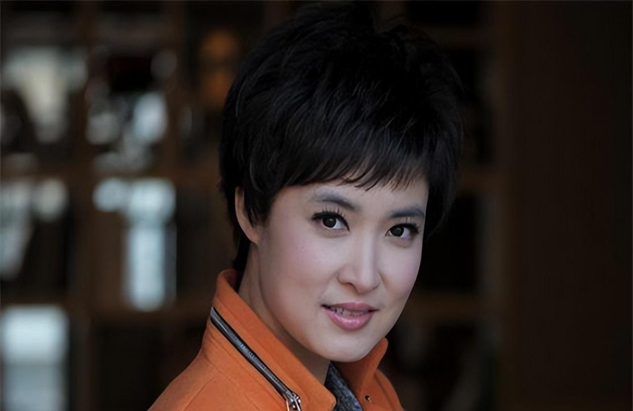 《海峡两岸》主持桑晨,原来是这位大明星的后代,怪不得这么漂亮