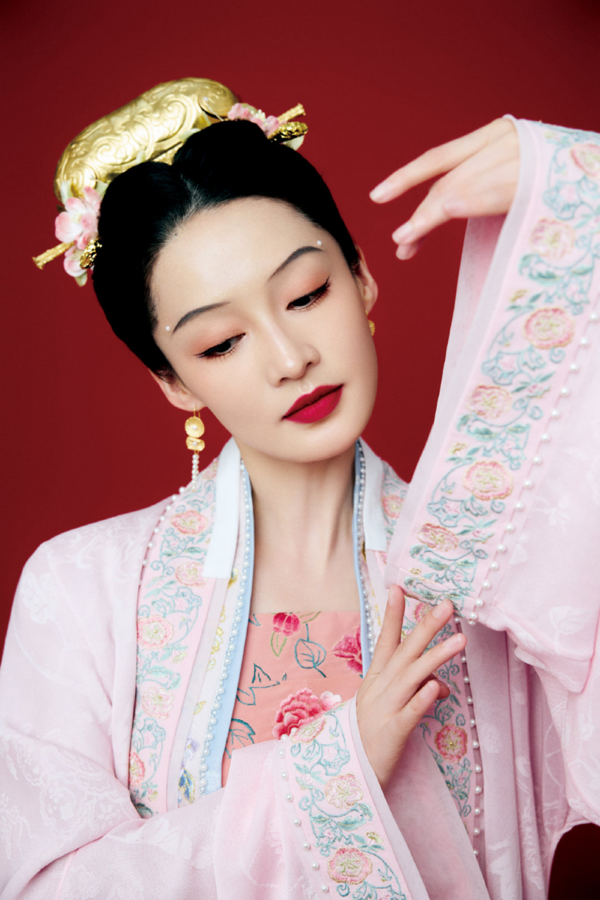 穿越而来的古风仙子李沁,时尚大片中展现优雅古韵,令人陶醉不已!