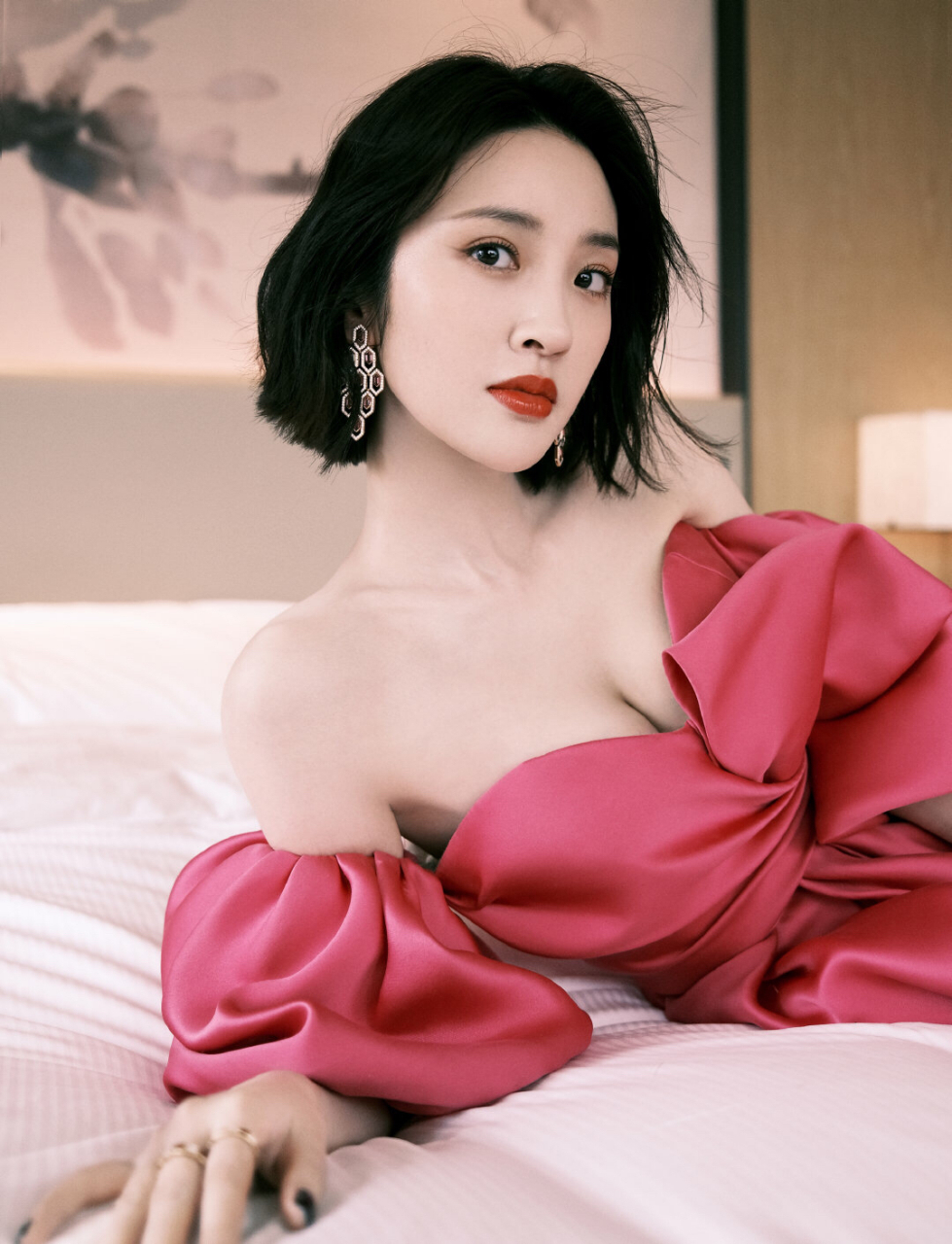 绝美瞬间!唐艺昕红色晚礼服写真大赏,优雅甜美惹人爱.