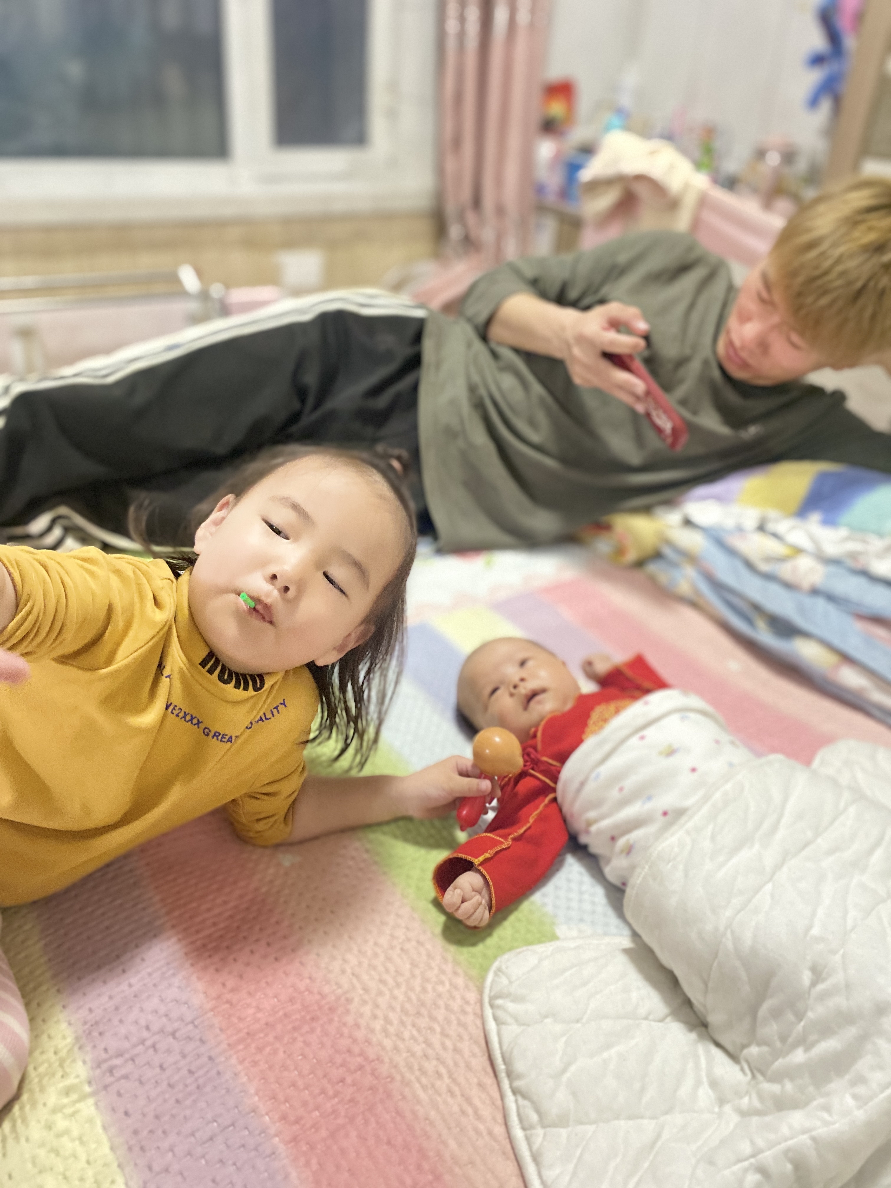 百度妈妈圈# 姐姐知道逗弟弟玩了,长大了