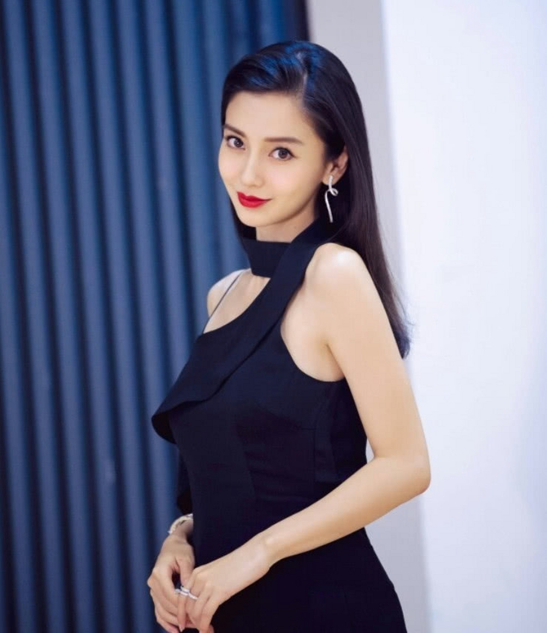 angelababy穿挂脖裙出镜,直角肩太抢眼,模特出身的她就是不一样!