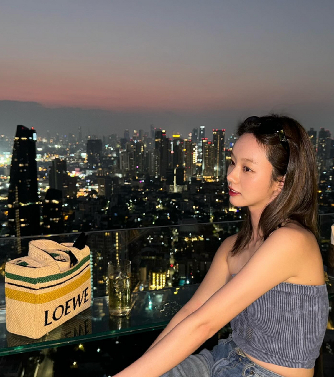 韩国女星惠利发布vlog分享新造型和卸妆过程,引发网友热议.