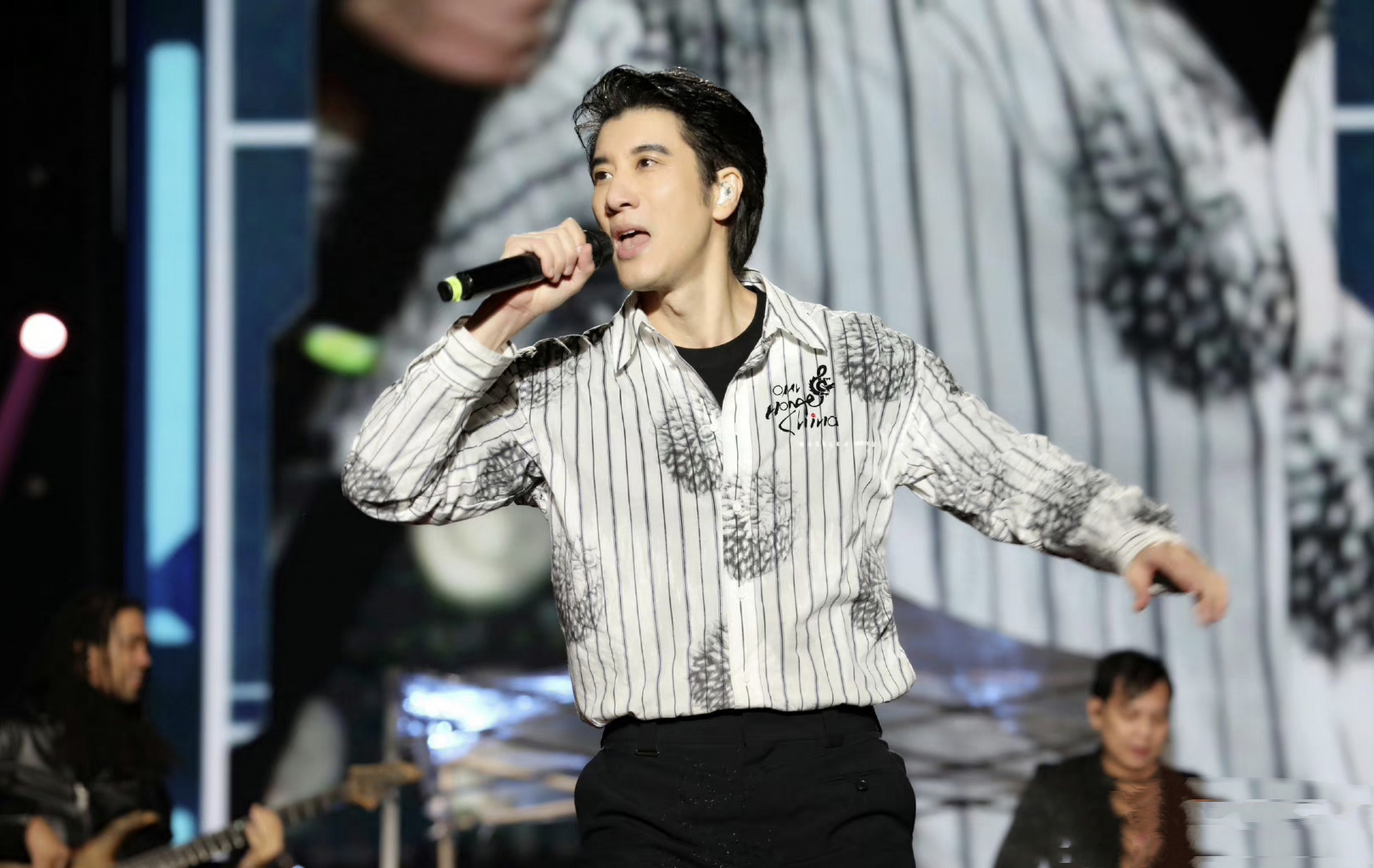 原来,林心如和王力宏,徐若瑄都是好朋友,由于之前王力宏的家事闹的沸