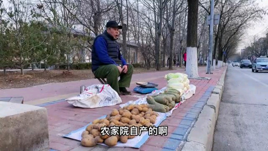6旬老汉进城卖菜，饿着肚子坐在路边想要把菜卖完，看着好心酸