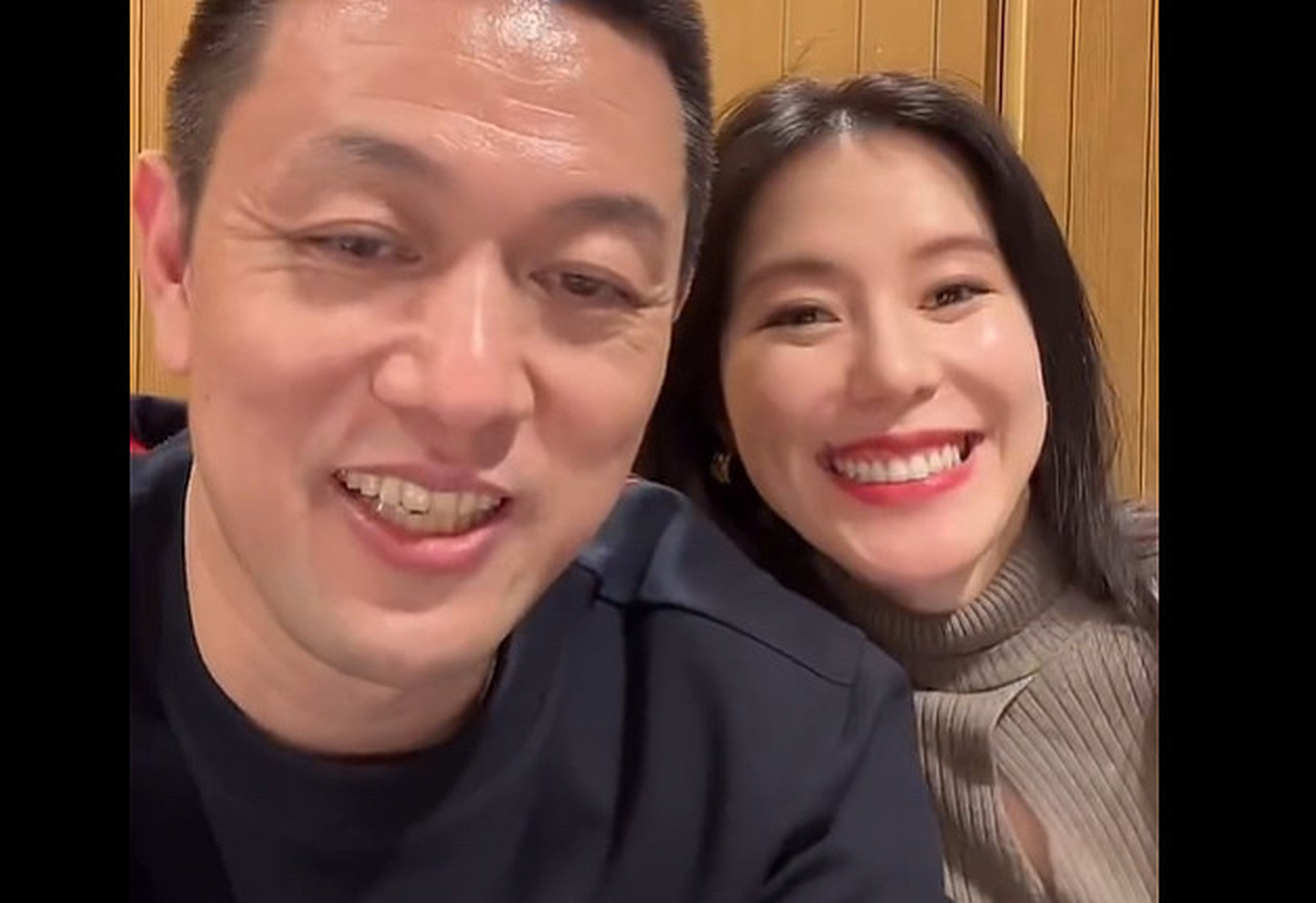 王屹芝与老公李斌是相亲认识的,经人介绍后一见钟情,在首次相亲时就情