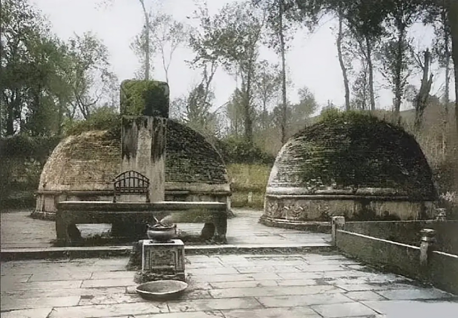 特殊年代岳飞墓被毁,于1979年重修完成.