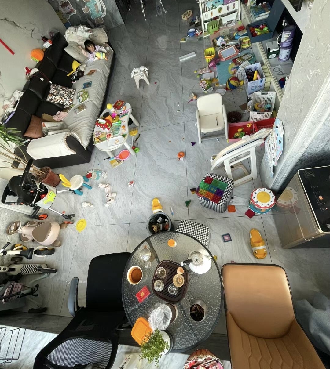 客厅乱成这样,也是找不出第二家了吧?