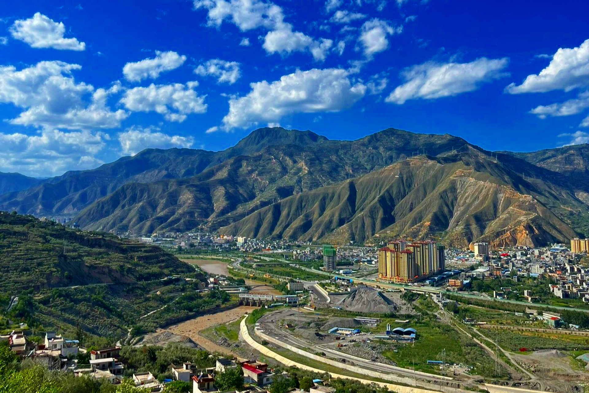 甘肃陇南,美景如画9815!博主小米亲身体验了澄澈天池和油菜花海.