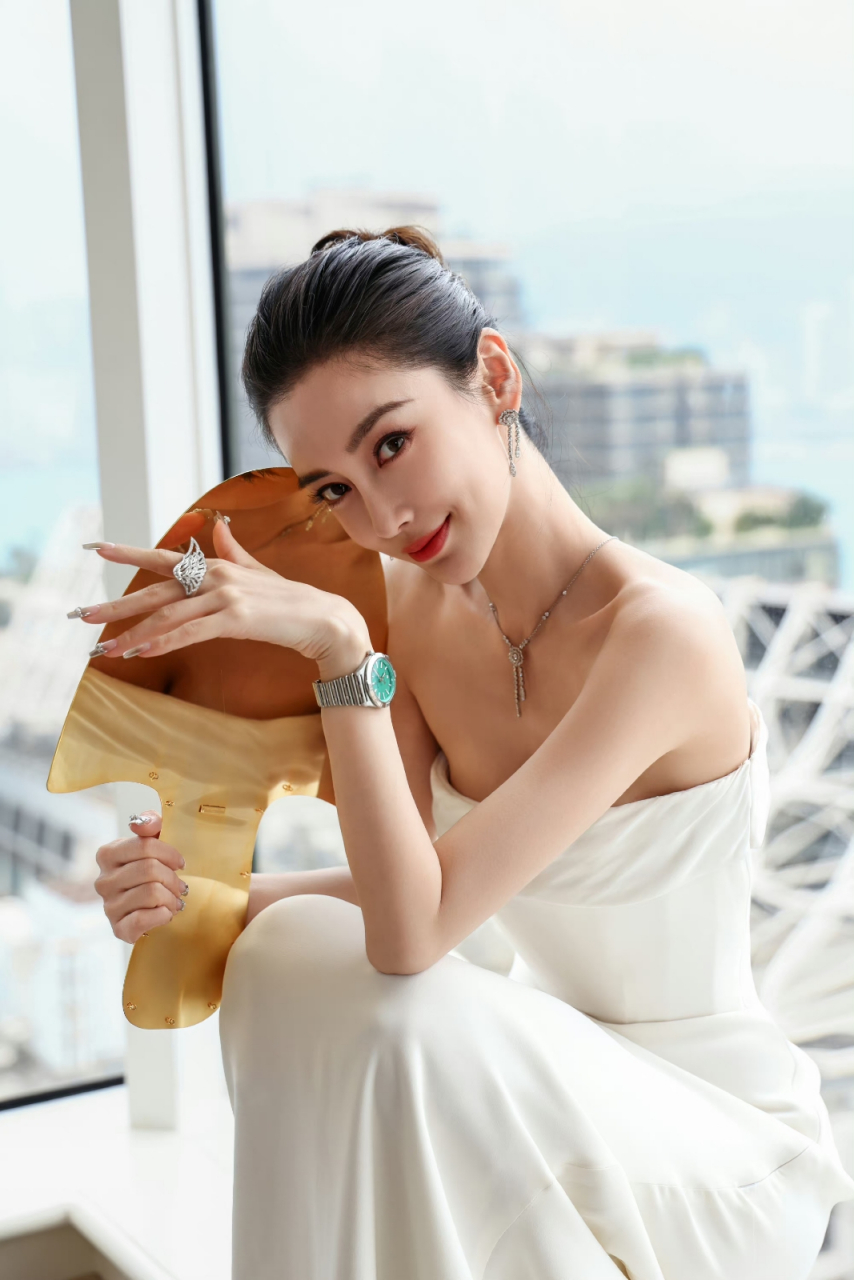 angelababy白色抹胸裙写真,温婉可人的她一展清新脱俗之美!