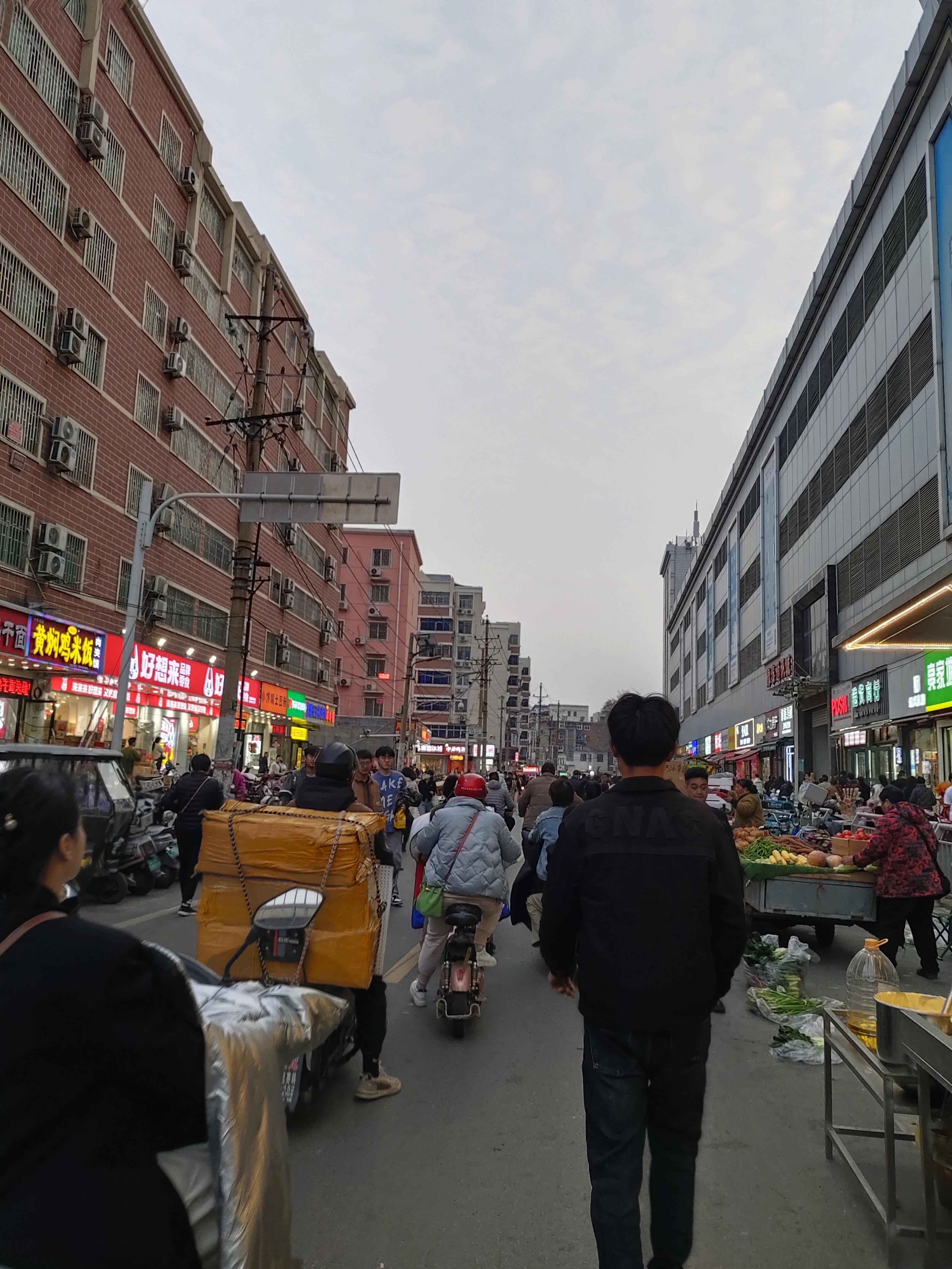 城街景图片郑州街头照片郑州市最熟悉步行街逛街图片城市街道散落垃圾