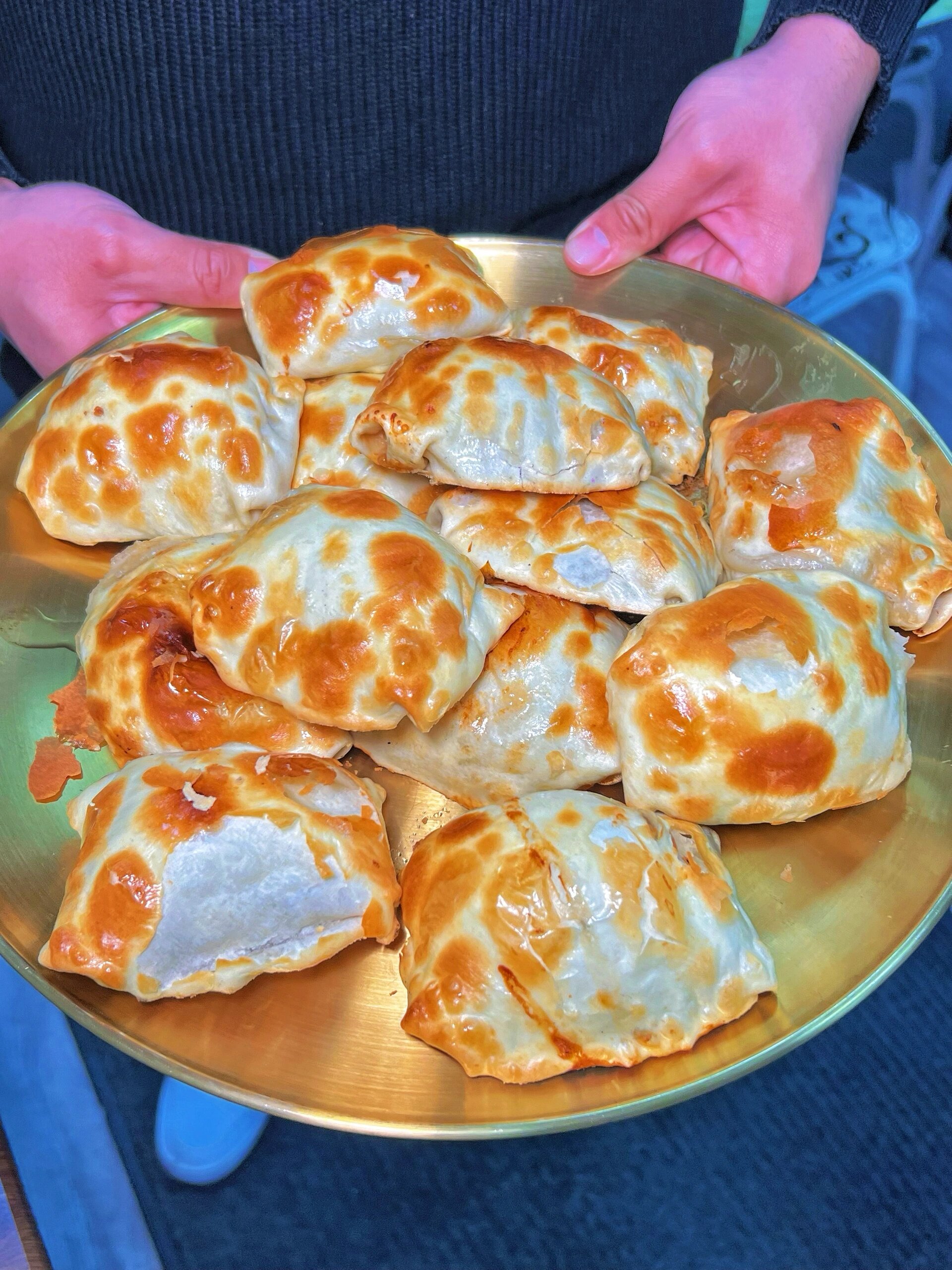 他家的包子肉真的很饱满 每一个烤包子都胖乎乎的