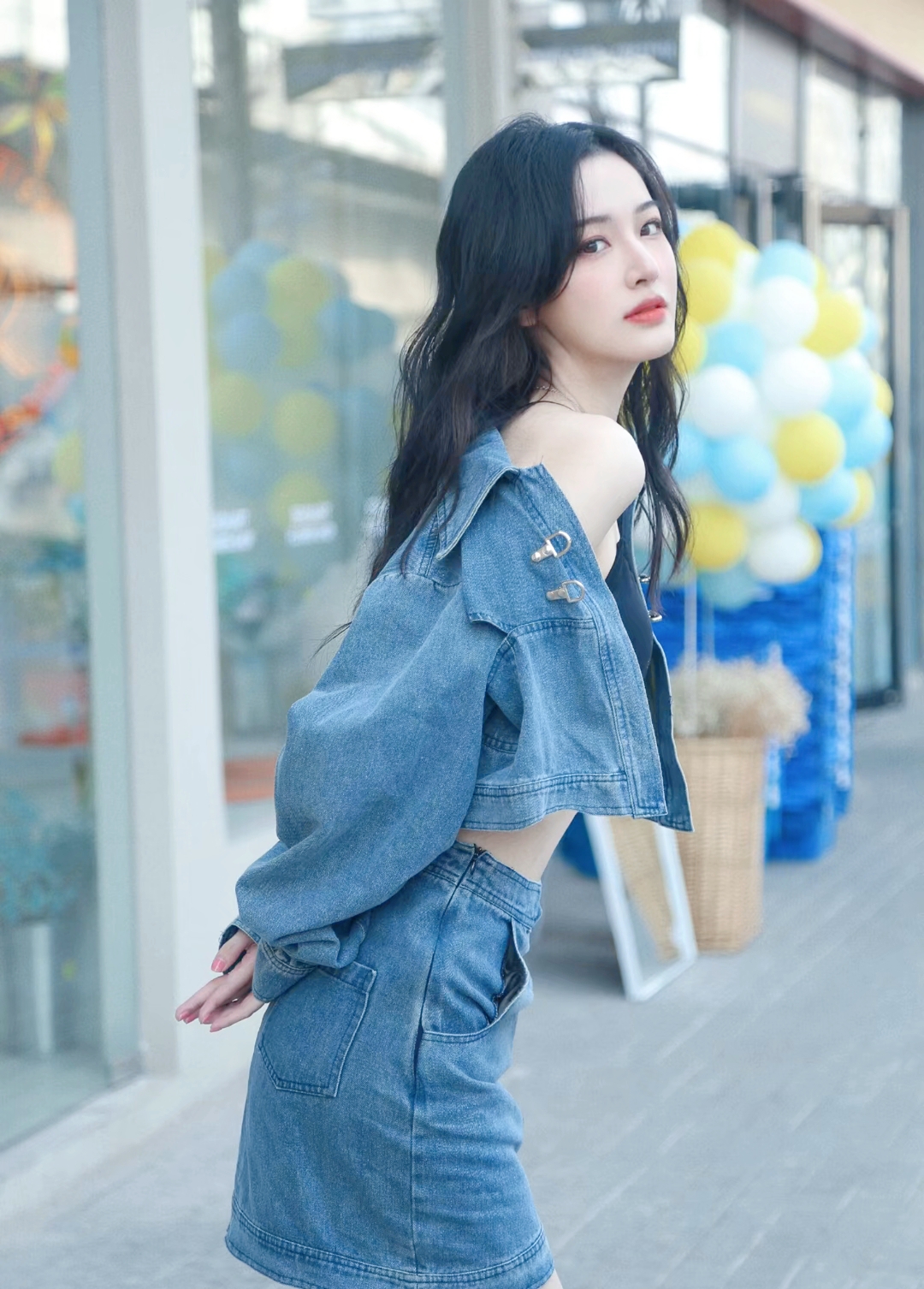 梁婧娴以恬静柔美的气质和精致侧颜,赢得了众多"颜粉"的追捧,英气与