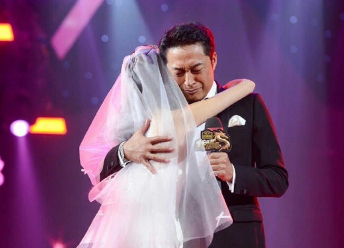 回顾吴佳尼事业上升期嫁大21岁丈夫十年生一对儿子为何离婚