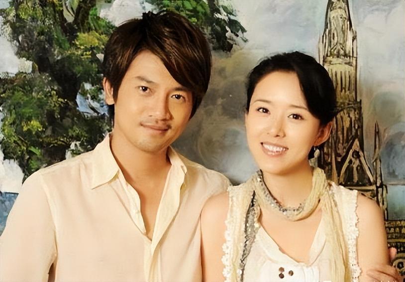 回顾演员颜丹晨44岁勇敢为小丈夫生儿子今一家三口幸福满满