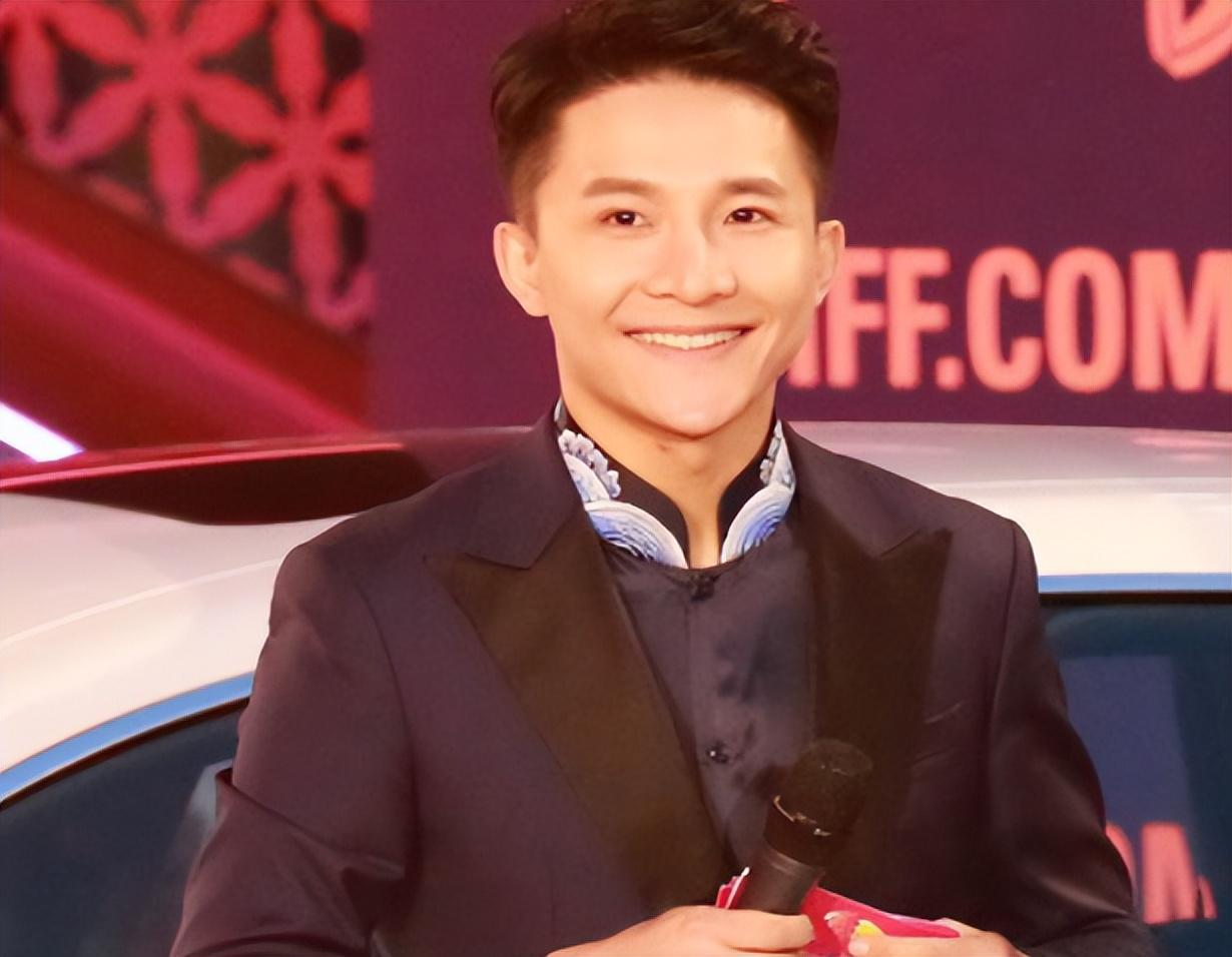 回顾边策央视帅哥主持32岁前途无量谁料和母亲通话后从8楼跳下